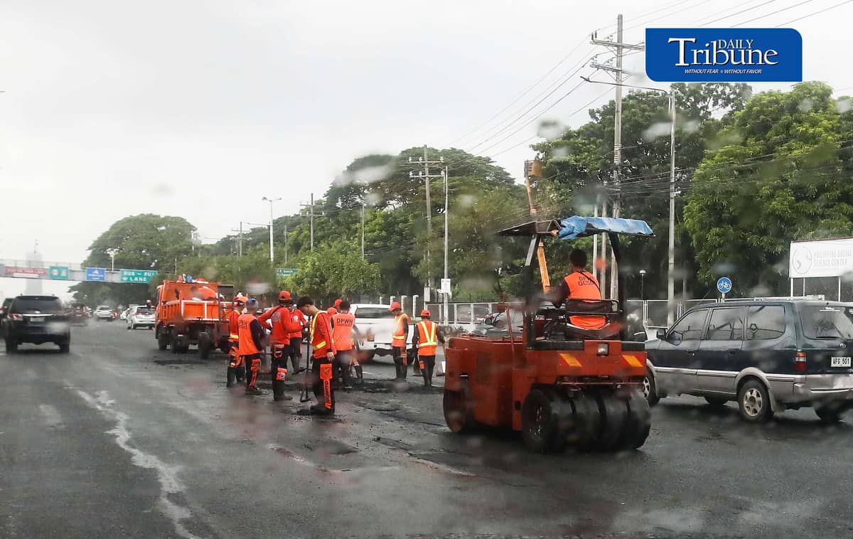 (August 11 2026) Department of Public Work and Highways (DPWH) workers saw asphalt the potholes caused by the continuous rain brought by Southwest monsoon, along Commonwealth Avenue in Brgy. Central, Quezon City, on Tuesday August 11 2026. Photo/Analy Labor