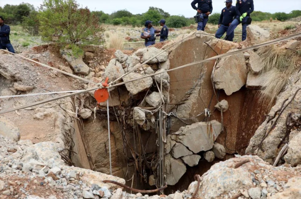 14 clandestine miners die from rockfall