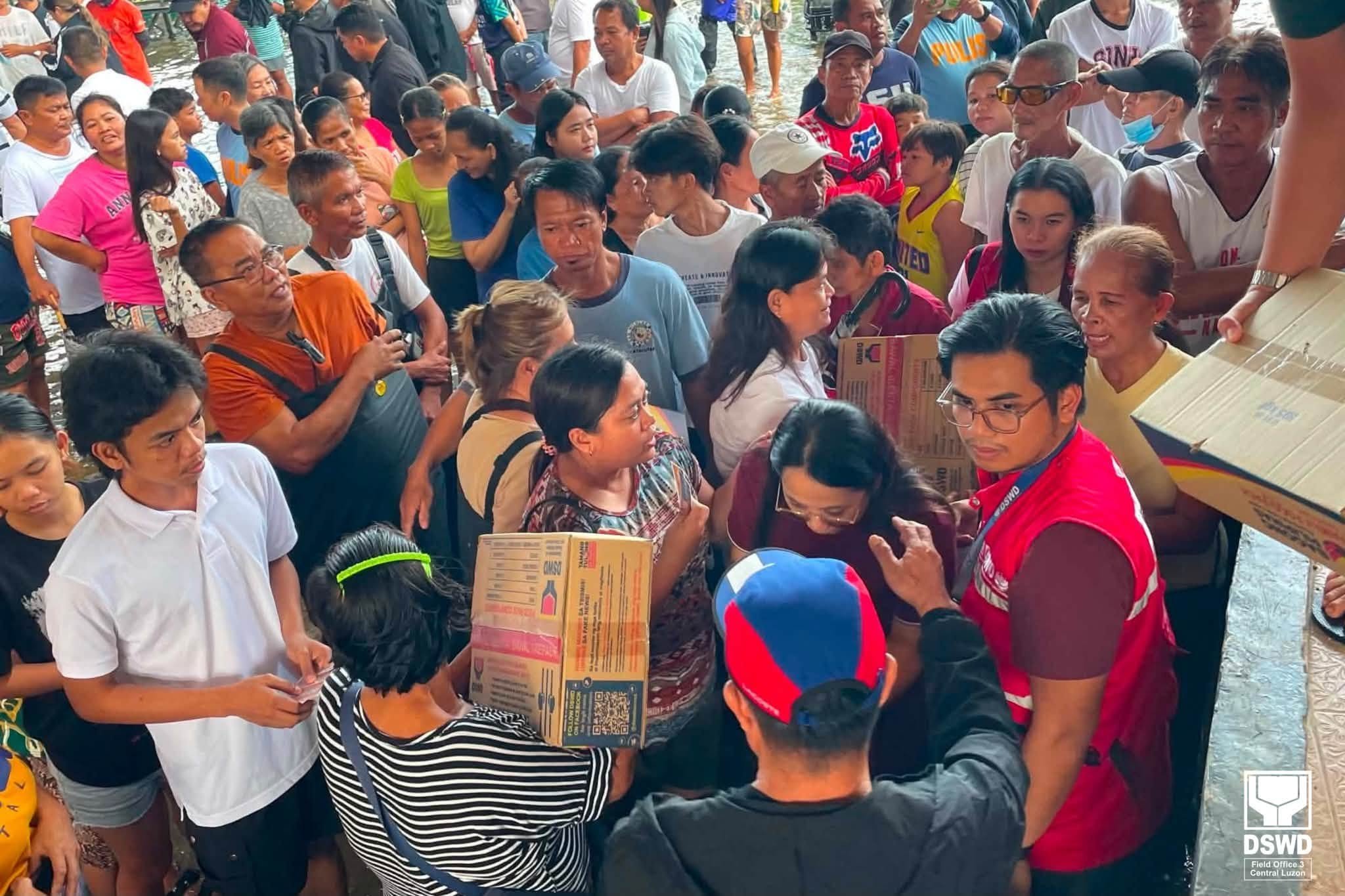 DSWD provides food packs to flood-stricken families in Central Luzon