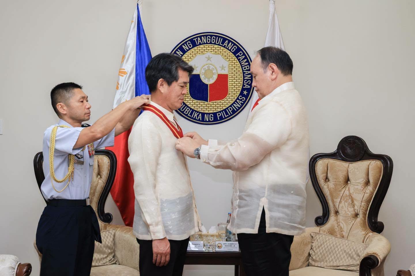 Defense chief honors outgoing Japanese ambassador