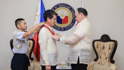 Defense chief honors outgoing Japanese ambassador