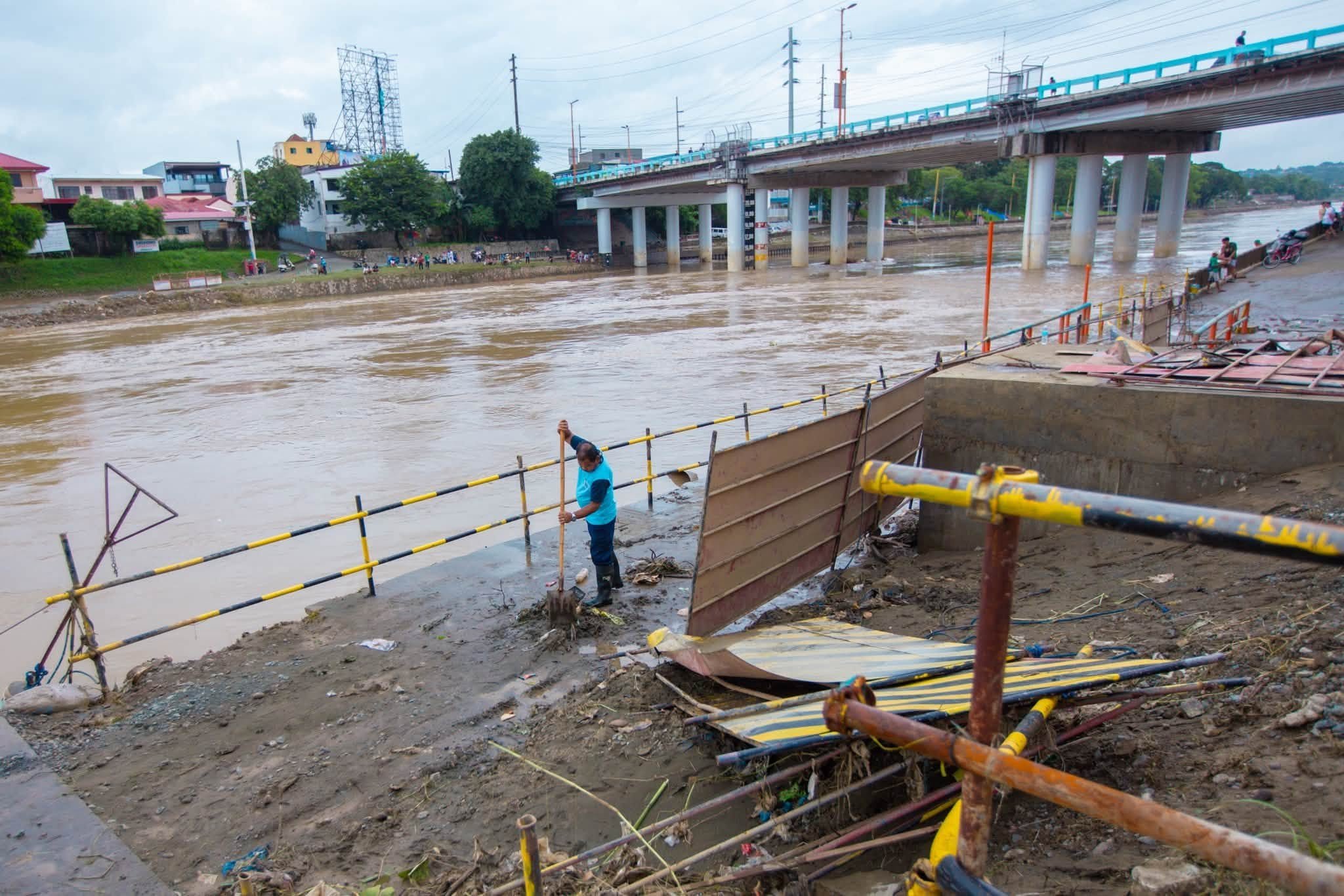 MMDA booster pumps clear floods in Marikina barangays