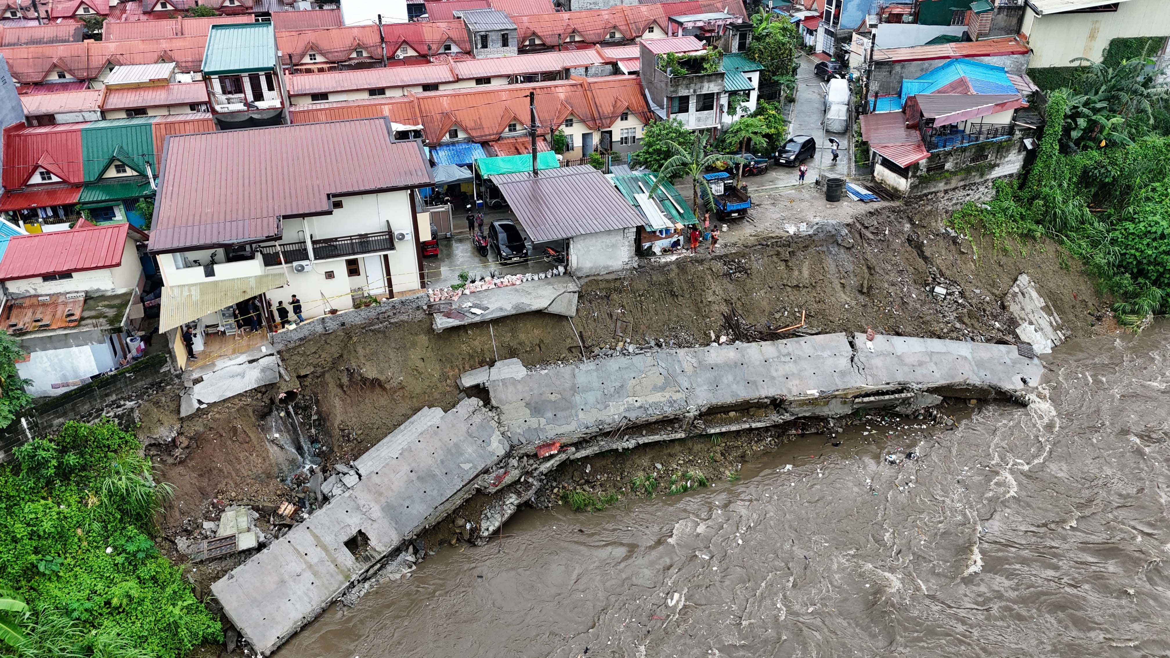 P5-M Marilao river wall collapses
