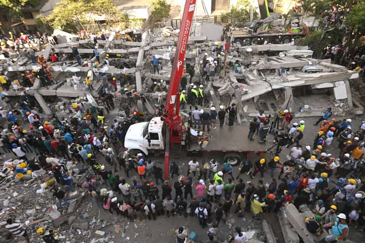 Colombia declares three days mourning for quake victims