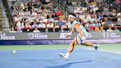 Bloodied Shelton makes Montreal final