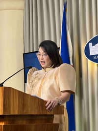 Castro challenges Erice to face-to-face talk over Marcos claims