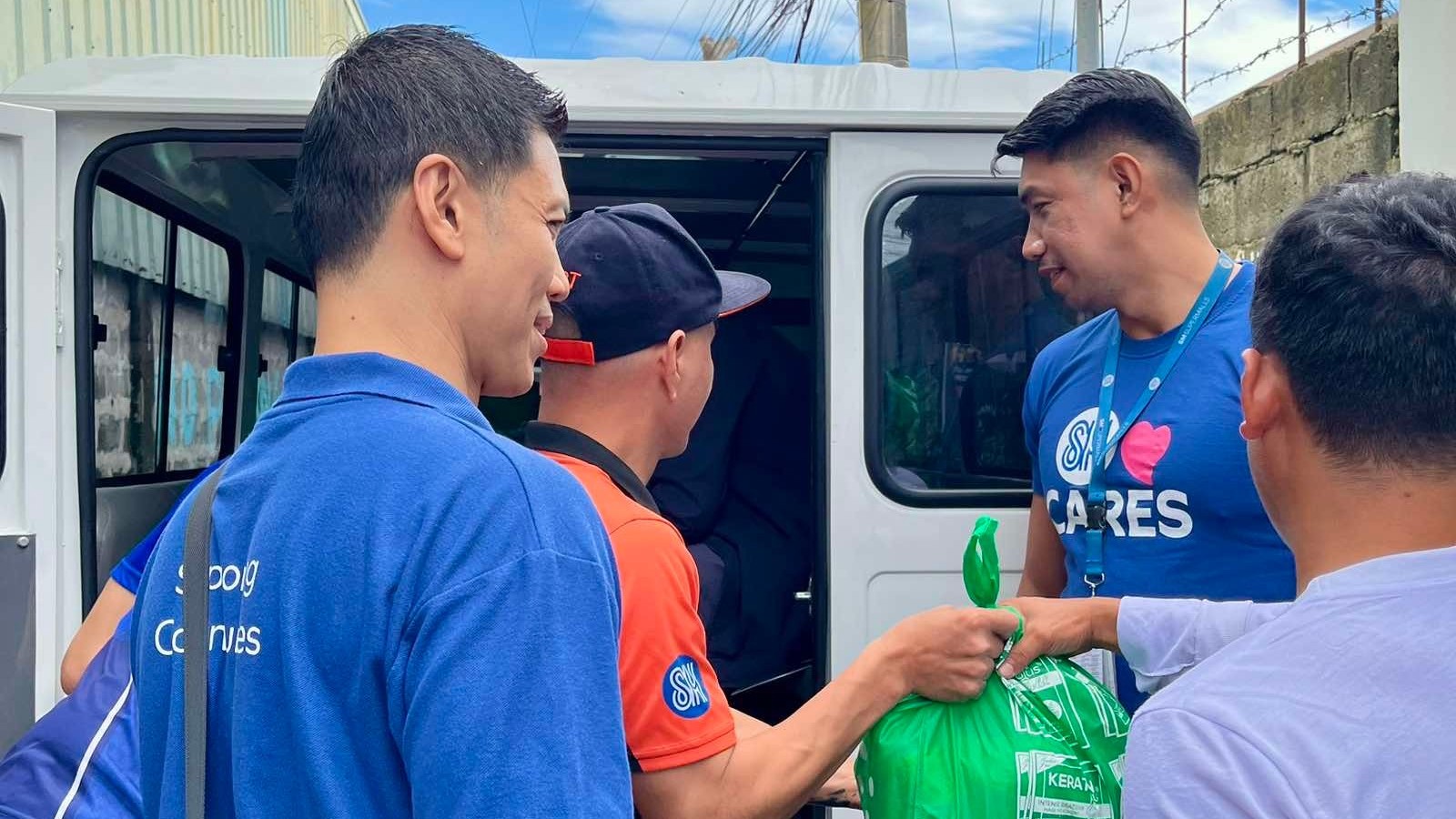 SM Foundation distributes relief packs to Typhoon Maymay-hit families