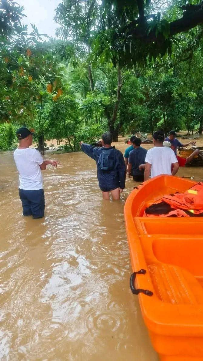Rising floodwaters force Bataan residents to evacuate