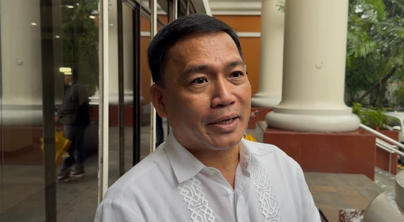 Baligod: One of Co bodyguards being ‘restrained’