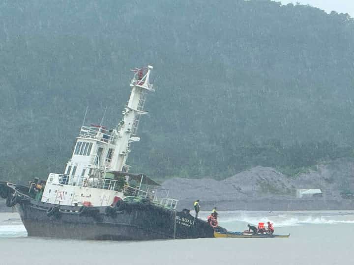 9 rescued from grounded tugboat in Zambales