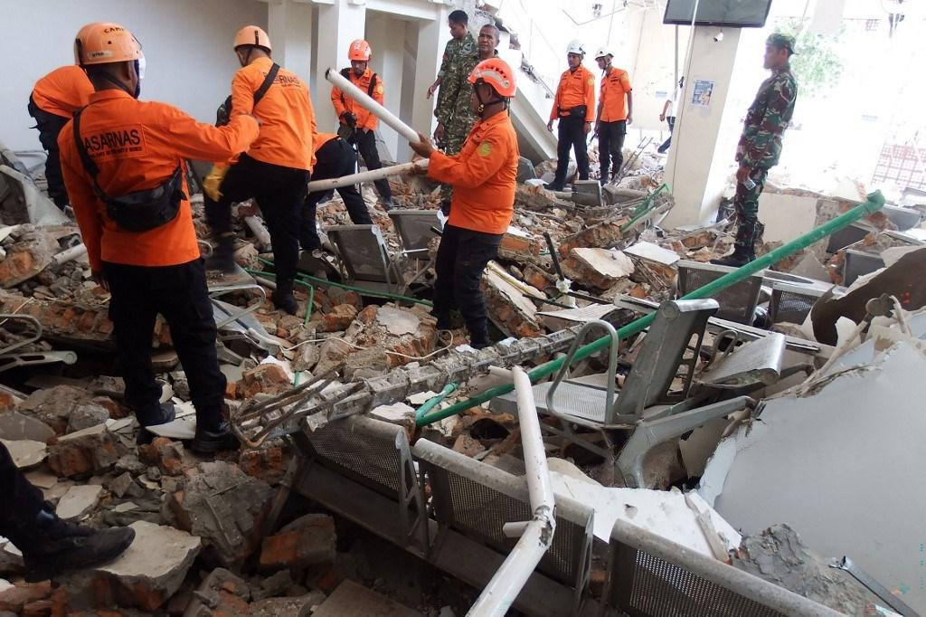 Quake kills 38, thousands flee