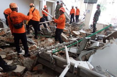 Quake kills 38, thousands flee