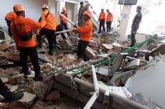 Quake kills 38, thousands flee