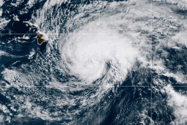 Lala, now a hurricane, dumps heavy rain on Hawaii