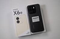 HONOR X6e box with the phone placed on top, showcasing the device alongside its packaging.