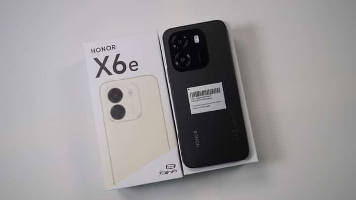HONOR X6e box with the phone placed on top, showcasing the device alongside its packaging.