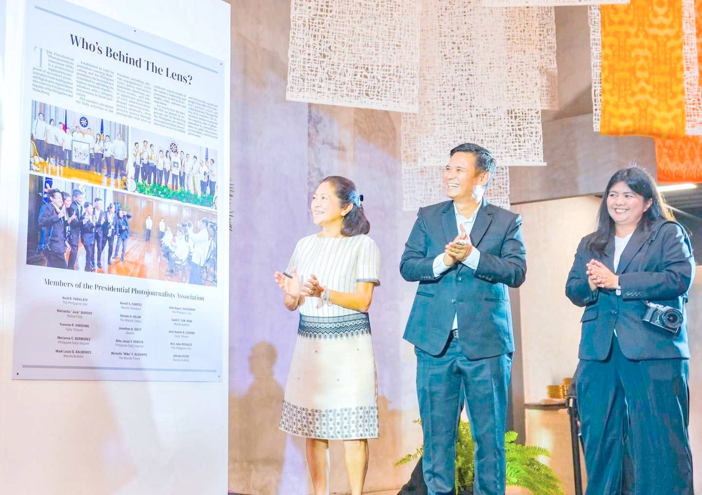 First Lady Liza Araneta-Marcos, Presidential Photojournalists Association president Noel Pabalate and DAILY TRIBUNE chief photographer Yummie Dingding during the opening of the ‘In Focus: Marcos Presidency’ exhibit in Pasay City.