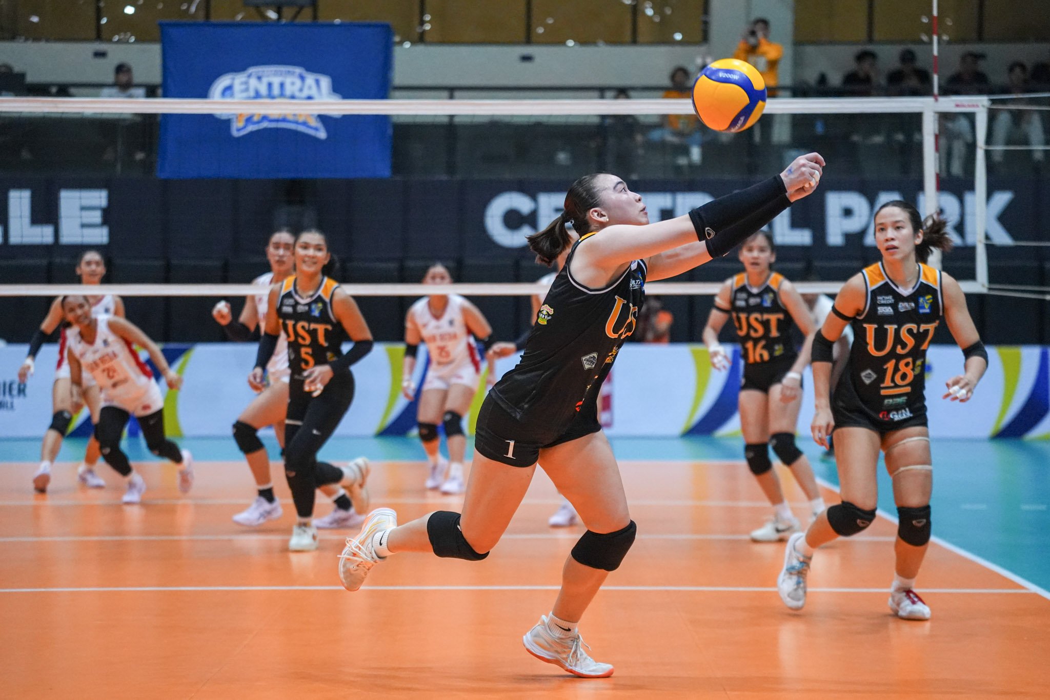 Heavyweights UST, Adamson roar early