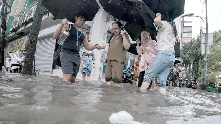 Monsoon meltdown Undeterred by the deluge, pedestrians wade through knee-deep floodwaters along a Manila street on 17 August, as relentless rains driven by the southwest monsoon (habagat) turned roads into rivers overnight, as the nation is again reminded of the flood control scandal that should have relieved Filipinos of the perennial scourge, but the funds for it went to line the pockets of crooked officials.