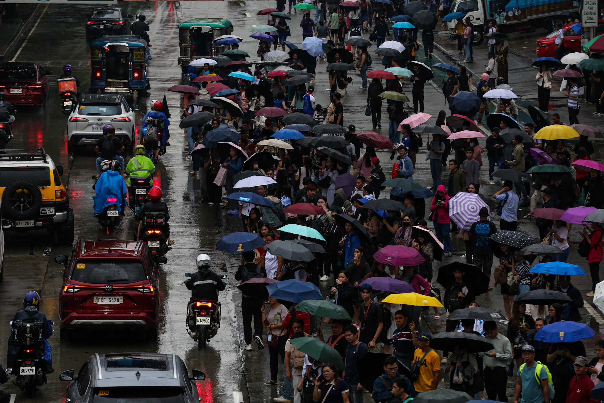 Commuters pack Buendia Avenue