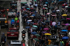 Commuters pack Buendia Avenue