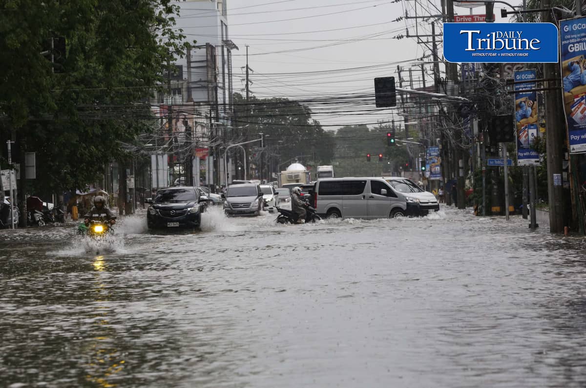 (August 17 2026) Motorists bravely crossed knee-deep floods along Timog in Quezon City on Monday August 17 202.  due to the continuous heavy rain brought by southwest monsoon. Photo/Analy Labor