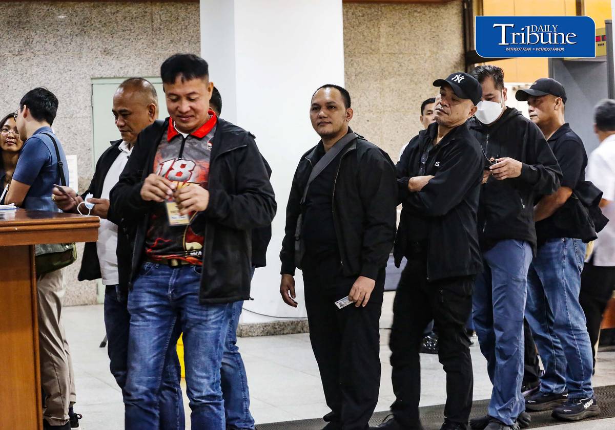 ‘MALETA BOYS’ RECANTATION EXPLAINED BEFORE OMBUDSMAN
Atty. Levito Baligod appears with former Marine security personnel of former Ako Bicol Rep. Zaldy Co before the Office of the Ombudsman in Quezon City on Monday, 17 August 2026.
The group submitted its response to a counter-affidavit in connection with cases being investigated by the anti-graft body and explained the circumstances surrounding the recantation of four individuals referred to as the “maleta boys.”
📸 Analy Labor