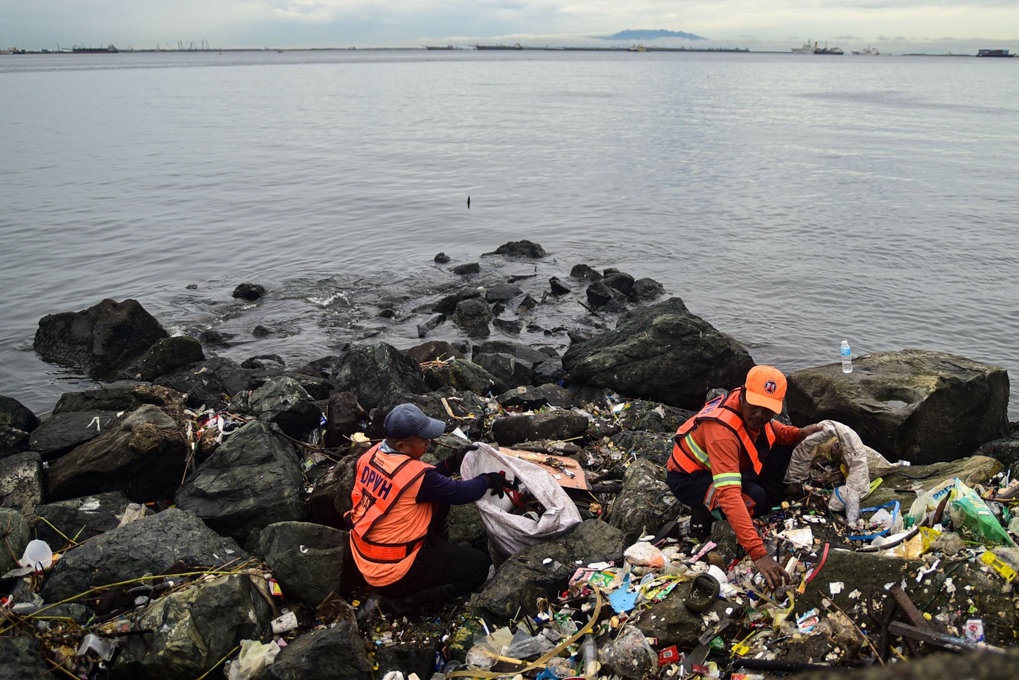 DPWH clears trash, debris from Manila Bay