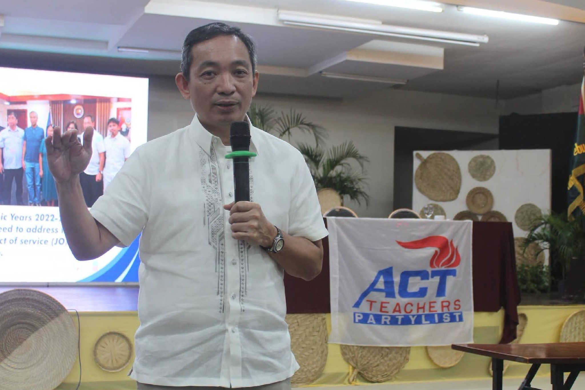 Tinio demands Castro apology over teacher remarks