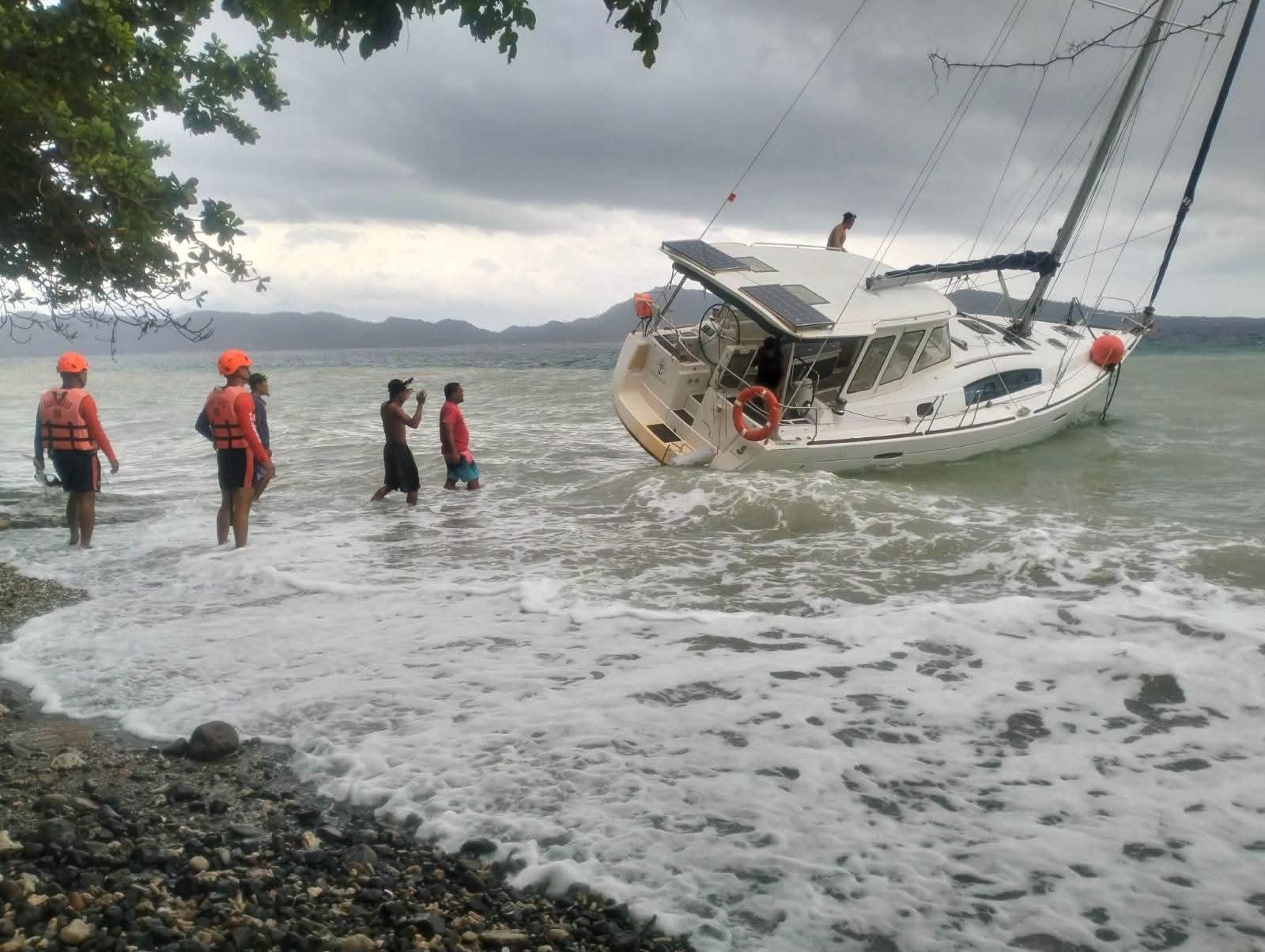 Yacht runs aground in Batangas