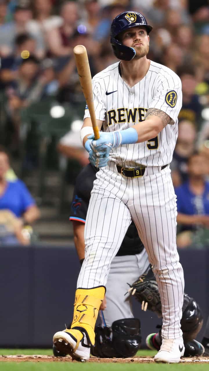 Brewers notch record-tying win