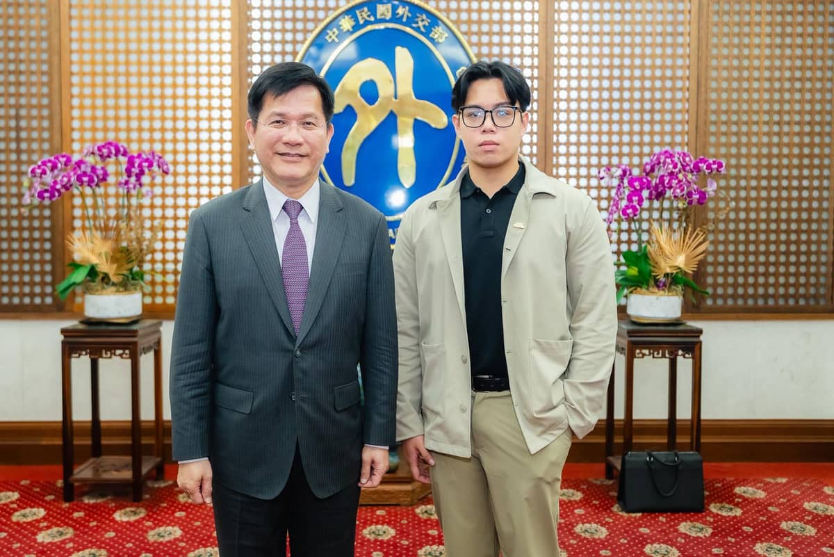 Taiwan Foreign Minister Lin Chia-lung (left) with DAILY TRIBUNE associate online editor Jason Mago during the latter’s courtesy call and interview with Minister Lin Chia-lung at the Ministry of Foreign Affairs in Taipei on 19 August.