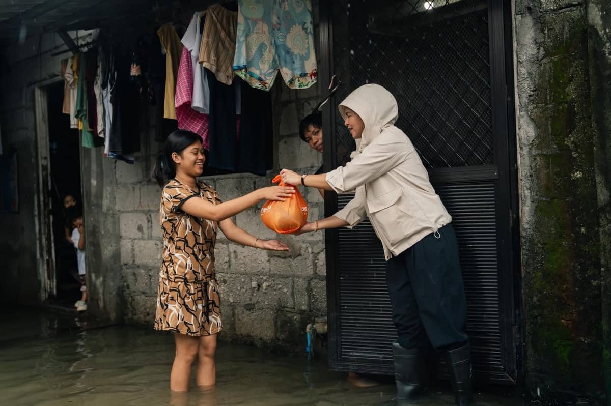SEEN in photo is an OMF employee-volunteer conducting house-to-house visits and distributing relief packs to the residents of San Miguel, Bulacan where relentless downpours left many homes submerged due to heavy rains, flooding and high tide.