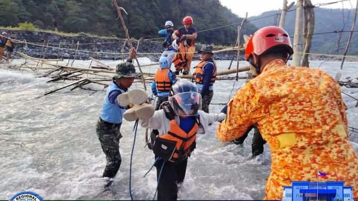 12 teachers rescued after Mindoro bridge collapses