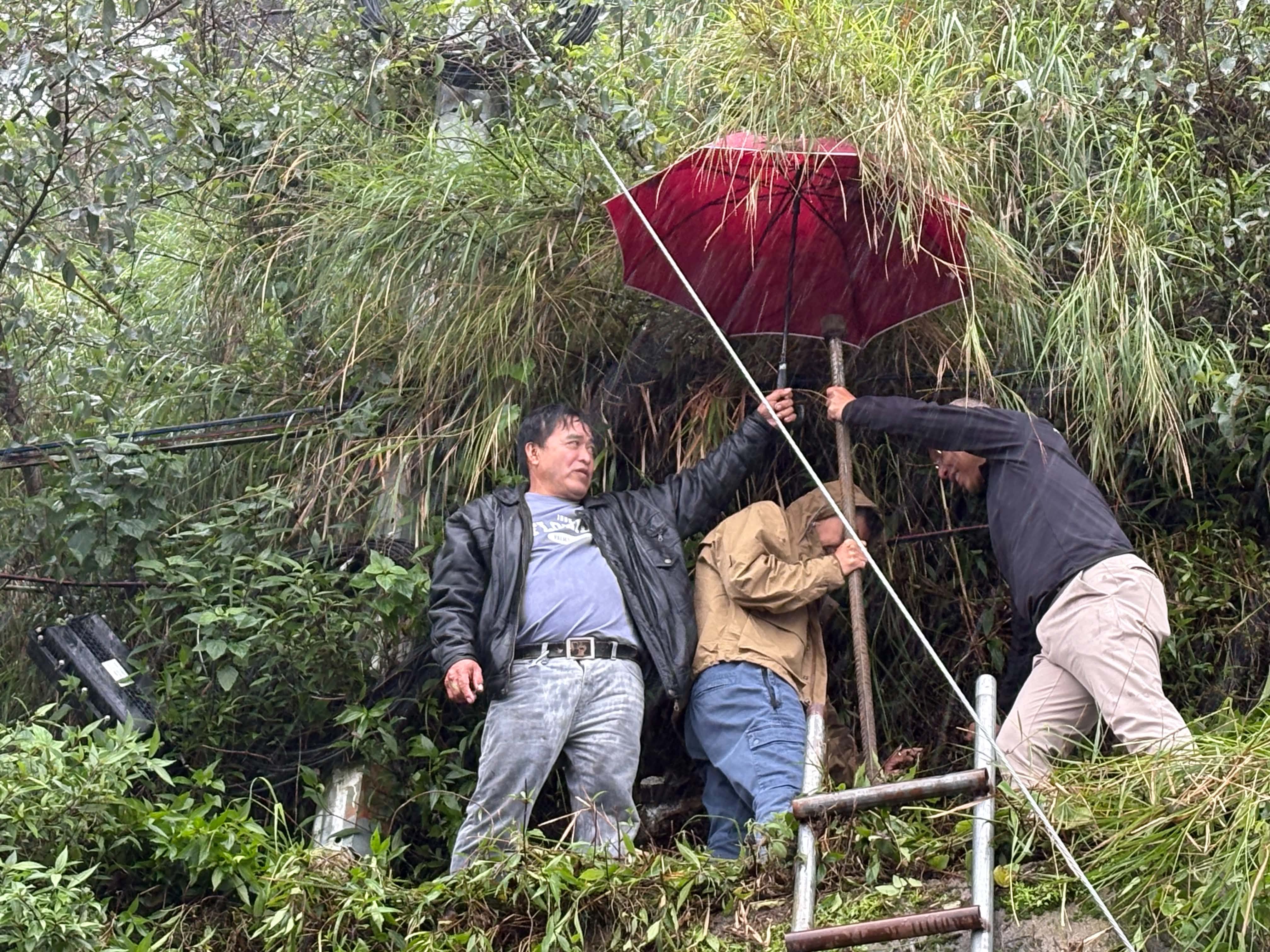 Dizon orders probe into Benguet rocknet project after bolt pulled out by hand