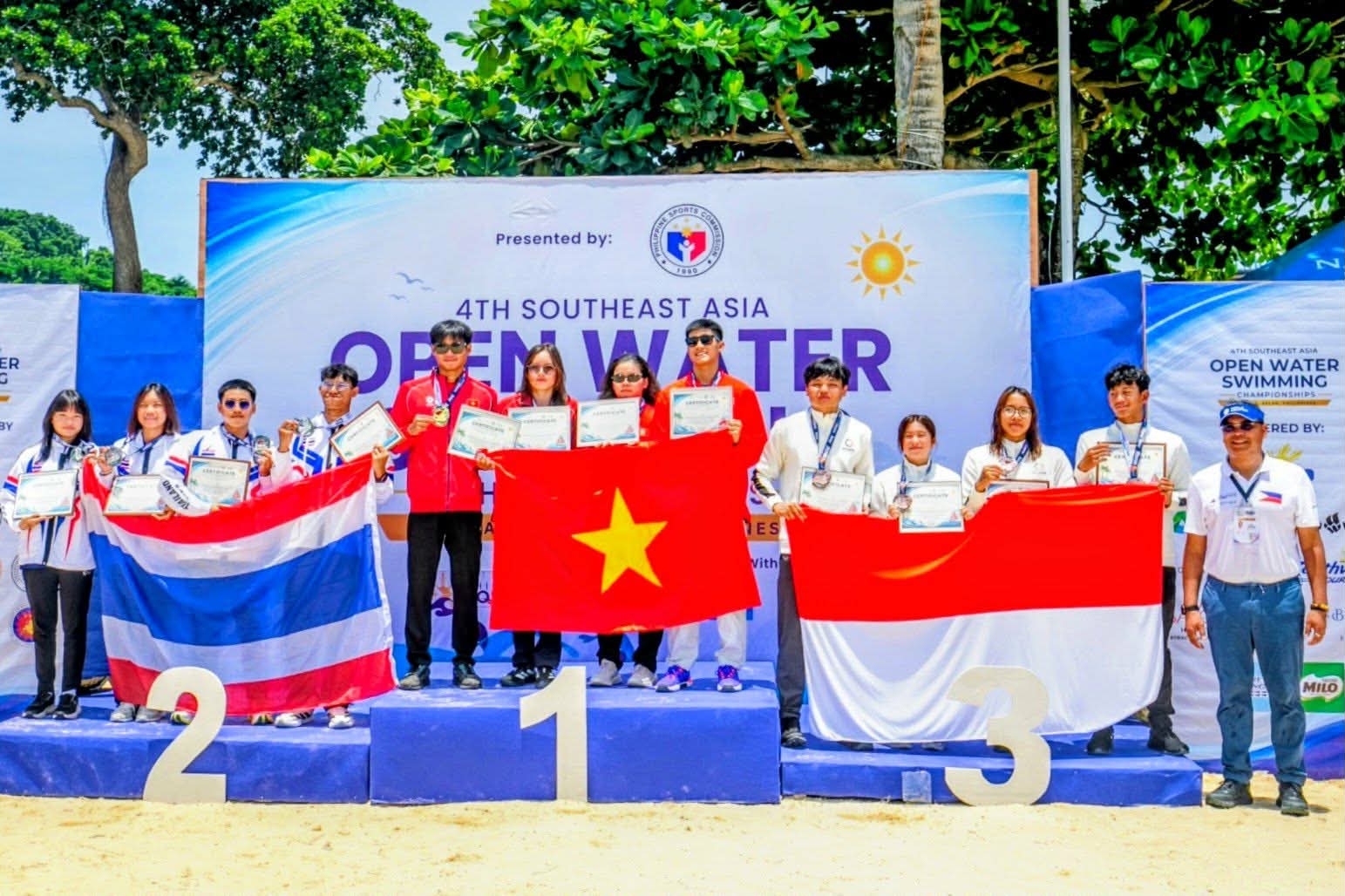 Vietnamese sweep mixed relay events