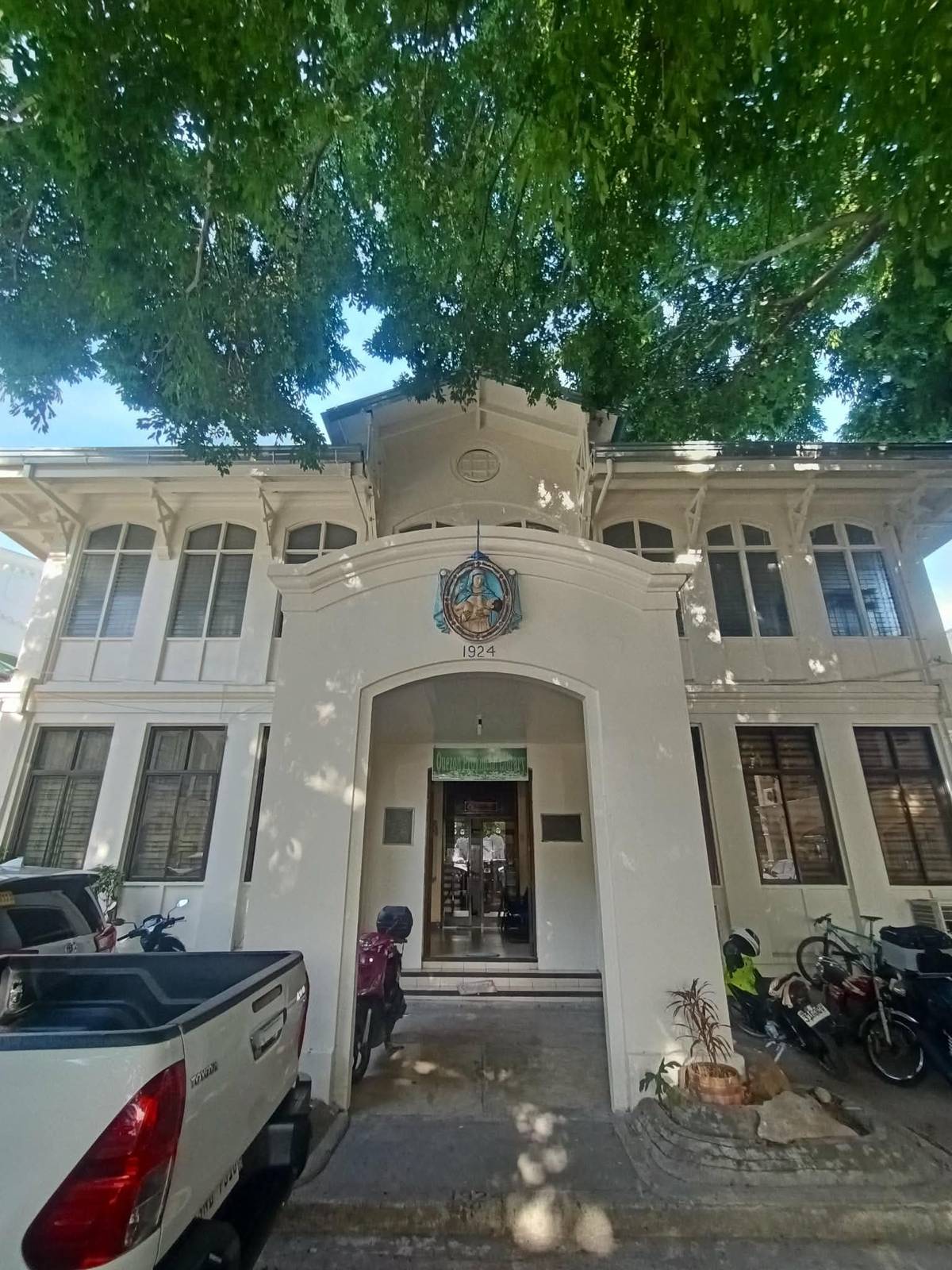completed in 1924, the former provincial hospital now houses the Quezon Provincial Library and museum.