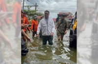 Senator Lito Lapid visits flooded cities in Pampanga.