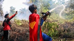 Teenage 'Superman' joins wildfire fight