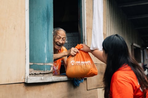 Meralco volunteers bring relief goods