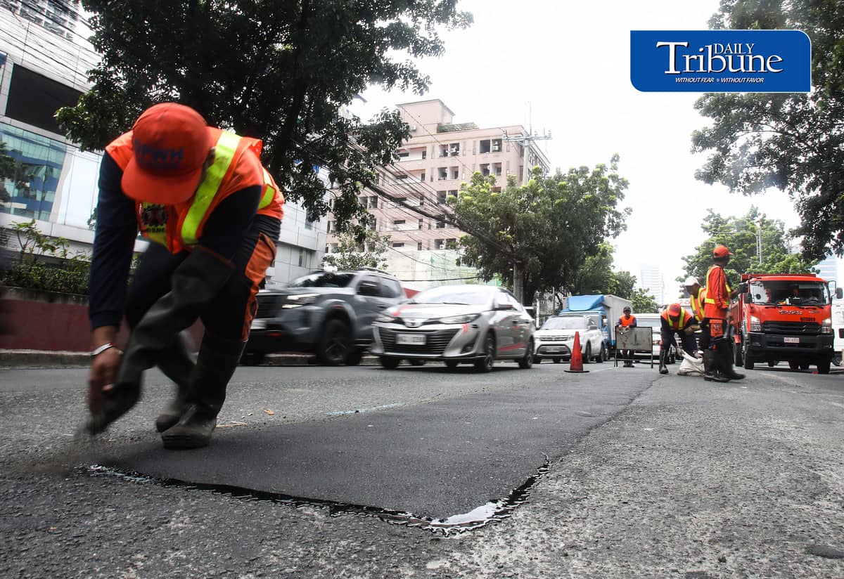 PATCHING UP QUEZON AVENUE
Department of Public Works and Highways workers take advantage of fair weather to repair and asphalt potholes along Quezon Avenue in Quezon City on Monday, 24 August.
📷 Analy Labor/DAILY TRIBUNE