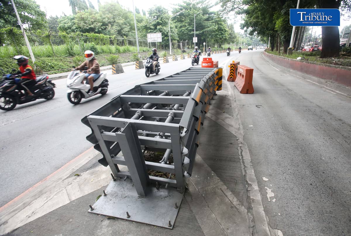 (August 24 2026) Motorist passing at the crash guard installed by MMDA at the accident prone area along Katipunan approaching Commonwealth avenue, in Tandangsora, Quezon City, on Monday August 24 2026, crash guard is aim to mitigate the effects injuries to people and damage of the vehicles crashing into barriers and other installations on the road. PhotoAnaly Labor