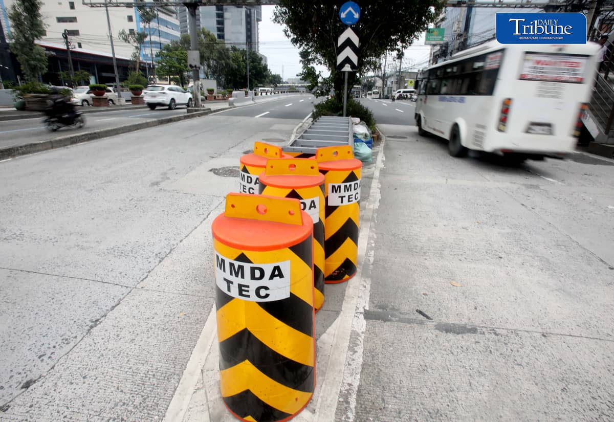 CRASH GUARD FOR SAFER ROADS
Motorists pass a crash guard installed by the Metropolitan Manila Development Authority along Quezon Avenue approaching EDSA in Quezon City on Monday, 24 August.
The safety barrier was installed in the accident-prone area to help reduce injuries and vehicle damage in crashes involving roadside barriers and other structures.
📷 Analy Labor/DAILY TRIBUNE