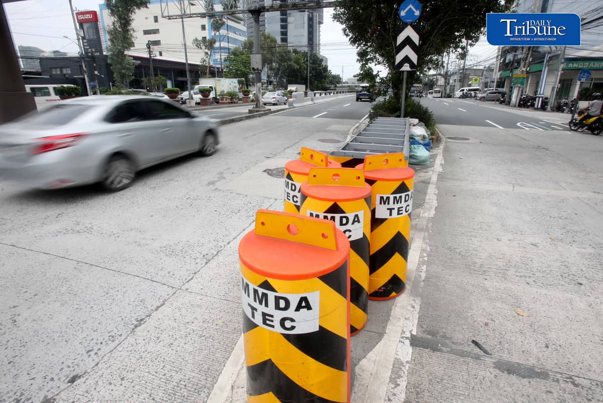 CRASH GUARD FOR SAFER ROADS
Motorists pass a crash guard installed by the Metropolitan Manila Development Authority along Quezon Avenue approaching EDSA in Quezon City on Monday, 24 August.
The safety barrier was installed in the accident-prone area to help reduce injuries and vehicle damage in crashes involving roadside barriers and other structures.
📷 Analy Labor/DAILY TRIBUNE
