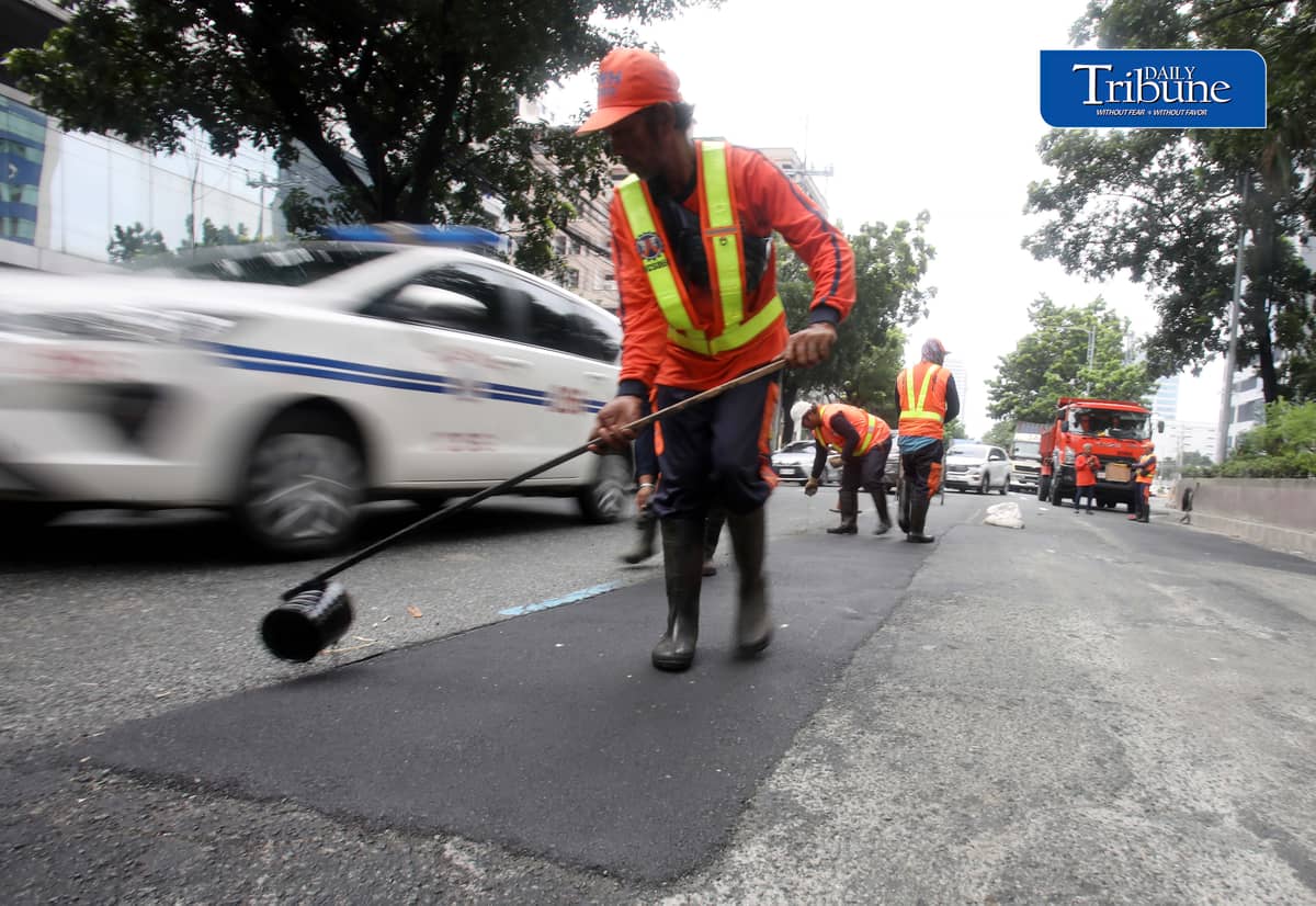 PATCHING UP QUEZON AVENUE
Department of Public Works and Highways workers take advantage of fair weather to repair and asphalt potholes along Quezon Avenue in Quezon City on Monday, 24 August.
📷 Analy Labor/DAILY TRIBUNE
