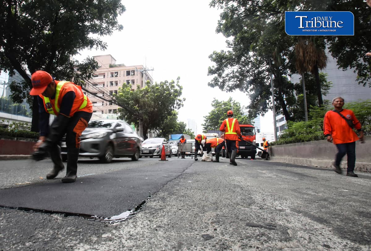 PATCHING UP QUEZON AVENUE
Department of Public Works and Highways workers take advantage of fair weather to repair and asphalt potholes along Quezon Avenue in Quezon City on Monday, 24 August.
📷 Analy Labor/DAILY TRIBUNE