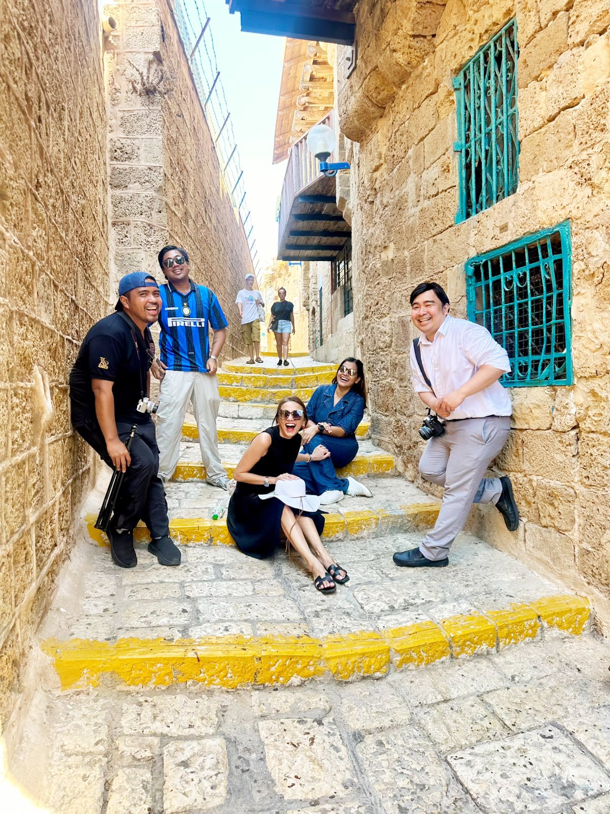 FRIENDS in Jaffa. From left: Raff Herida of A2Z, DAILY TRIBUNE’ Toby Magsaysay, Rikki Mathay of NET25, Barbie Muhlach of A2Z, and Tristan Nodalo of NewsWatch.
