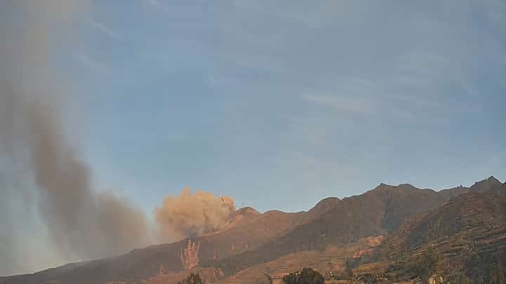 Kanlaon emitted grayish plumes on Monday morning from 5:51 a.m, 24 August, with light ashfall reaching two barangays in Canlaon City, Negros Oriental. The photo was visually recorded by the Upper Pantao Observation Station (VKUP).