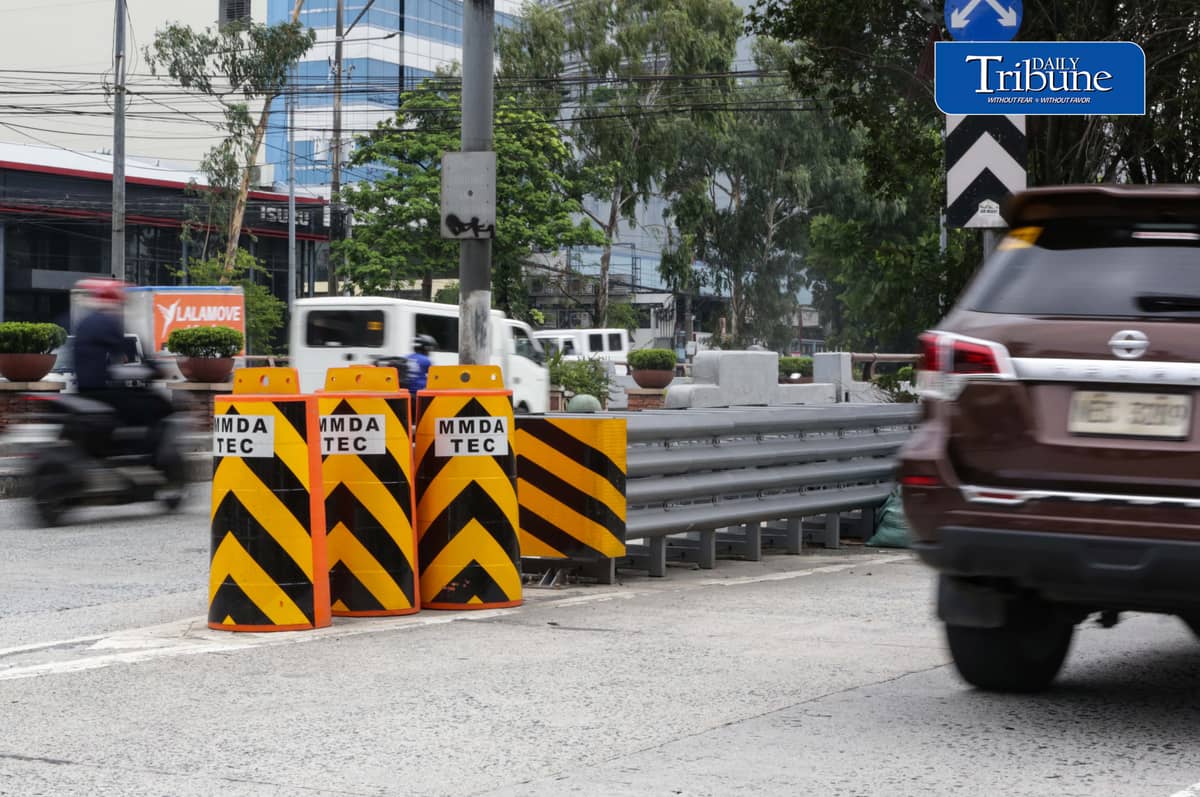 CRASH GUARD FOR SAFER ROADS
Motorists pass a crash guard installed by the Metropolitan Manila Development Authority along Quezon Avenue approaching EDSA in Quezon City on Monday, 24 August.
The safety barrier was installed in the accident-prone area to help reduce injuries and vehicle damage in crashes involving roadside barriers and other structures.
📷 Analy Labor/DAILY TRIBUNE