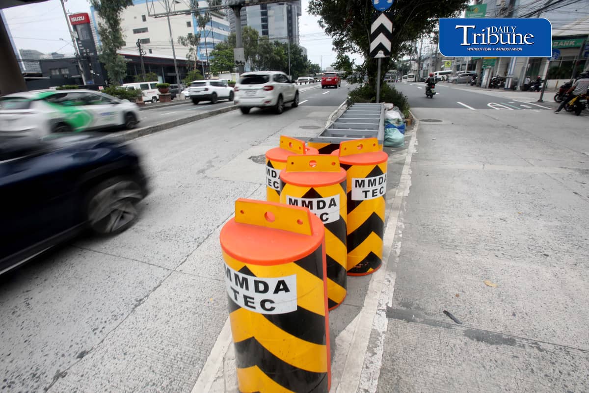 CRASH GUARD FOR SAFER ROADS
Motorists pass a crash guard installed by the Metropolitan Manila Development Authority along Quezon Avenue approaching EDSA in Quezon City on Monday, 24 August.
The safety barrier was installed in the accident-prone area to help reduce injuries and vehicle damage in crashes involving roadside barriers and other structures.
📷 Analy Labor/DAILY TRIBUNE